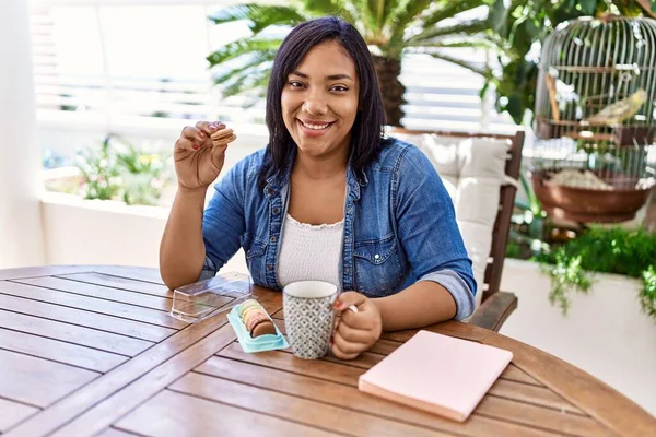 Hispanic Brunette Woman Drinking Coffee Eating Pastries Terrace — Zdjęcie stockowe
