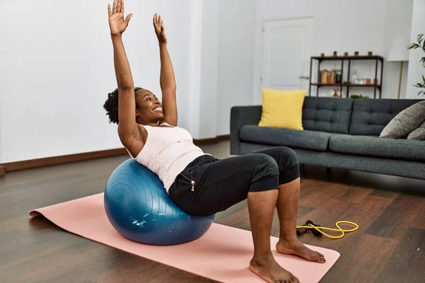 Afroamerikanerin Trainiert Bauchmuskeltraining Mit Fitnessball Hause — Stockfoto