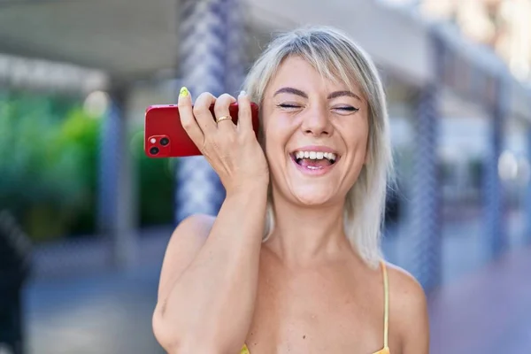 Junge Blonde Frau Hört Selbstbewusst Audio Nachricht Vom Smartphone Auf — Stockfoto