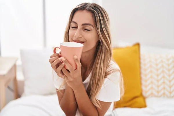 Mujer Rubia Joven Bebiendo Taza Café Sentado Cama Dormitorio —  Fotos de Stock