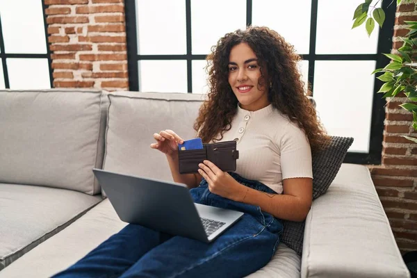Jovem Bela Mulher Hispânica Usando Laptop Segurando Cartão Crédito Sentado — Fotografia de Stock