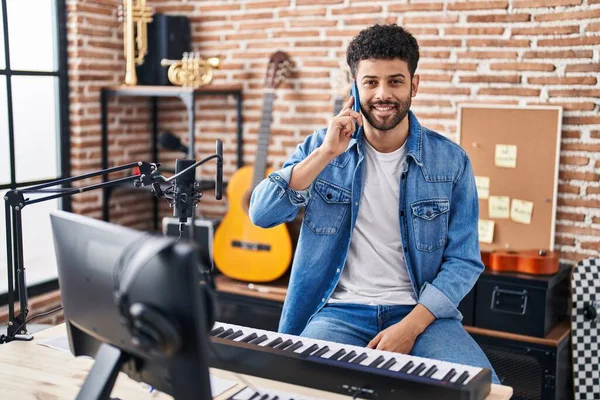 Jovem Árabe Homem Músico Sorrindo Confiante Falando Smartphone Estúdio Música — Fotografia de Stock