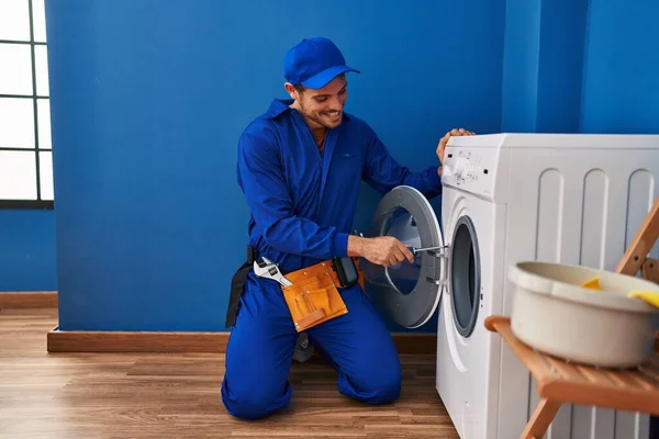 Çamaşır Odasında Çamaşır Makinesini Tamir Eden Genç Spanyol Teknisyen — Stok fotoğraf