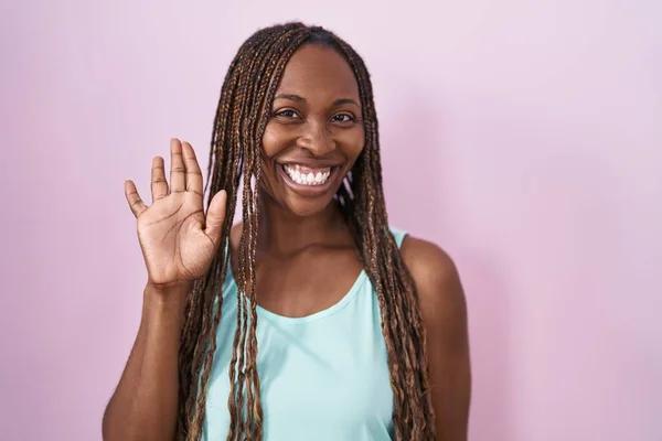 Afrykańska Amerykanka Stojąca Nad Różowym Tle Odmawiająca Powitania Radosnego Uśmiechniętego — Zdjęcie stockowe
