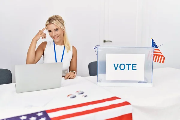 Jonge Blanke Vrouw Bij Amerikaanse Politieke Campagne Verkiezing Glimlachend Wijzend — Stockfoto