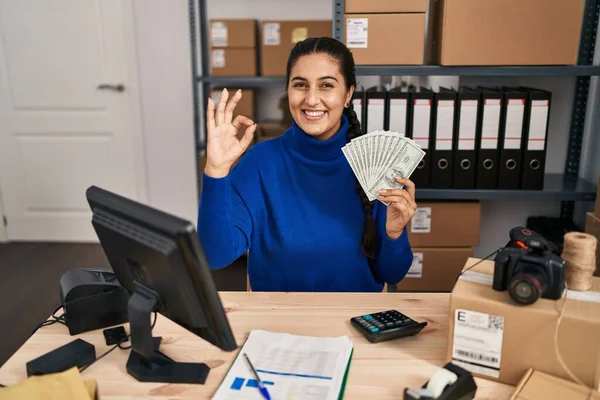 Young Hispanic Woman Working Small Business Ecommerce Holding Dollars Doing — Stockfoto