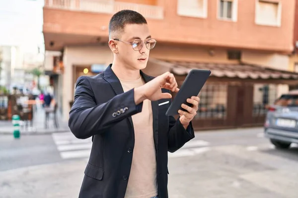 Jeune Homme Hispanique Exécutif Utilisant Touchpad Avec Une Expression Sérieuse — Photo