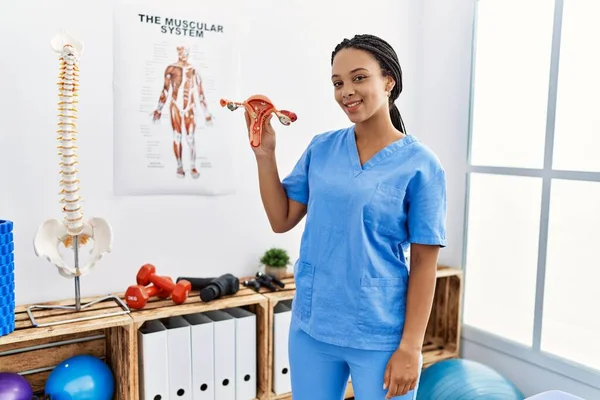 Молода Афроамериканська Жінка Одягнена Фізіотерапевтичну Форму Анатомічною Моделлю Фалопінової Трубки — стокове фото