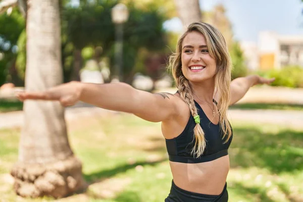 Mujer Joven Sonriendo Entrenamiento Seguro Ejercicio Yoga Parque —  Fotos de Stock