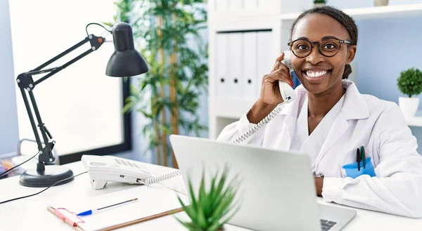 Médico Afroamericano Usando Laptop Hablando Por Teléfono Clínica —  Fotos de Stock