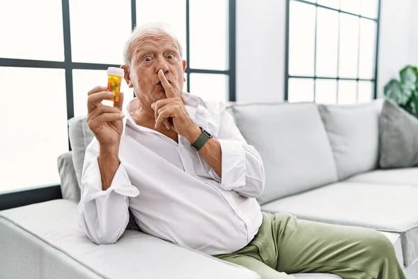 Uomo Anziano Con Delle Pillole Che Chiede Stare Zitto Con — Foto Stock