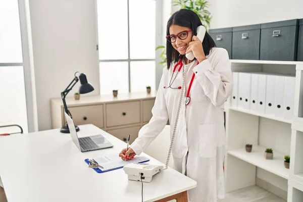 Mladá Latinská Žena Uniformě Lékaře Mluví Telefonu Klinice — Stock fotografie