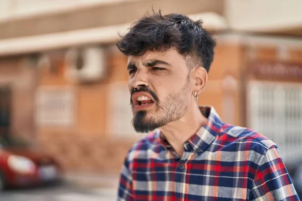 Молодой Латиноамериканец Сердитый Кричит Улице — стоковое фото