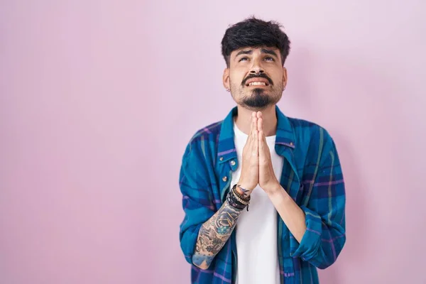 Homem Hispânico Jovem Com Barba Sobre Fundo Rosa Implorando Orando — Fotografia de Stock