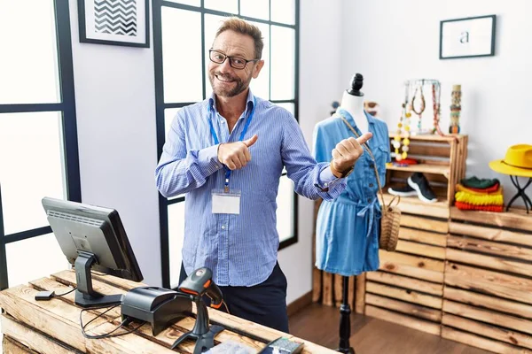 Hombre Mediana Edad Que Trabaja Como Gerente Boutique Minorista Apuntando —  Fotos de Stock