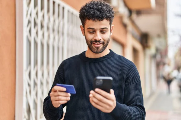 Hombre Árabe Joven Usando Teléfono Inteligente Tarjeta Crédito Calle —  Fotos de Stock
