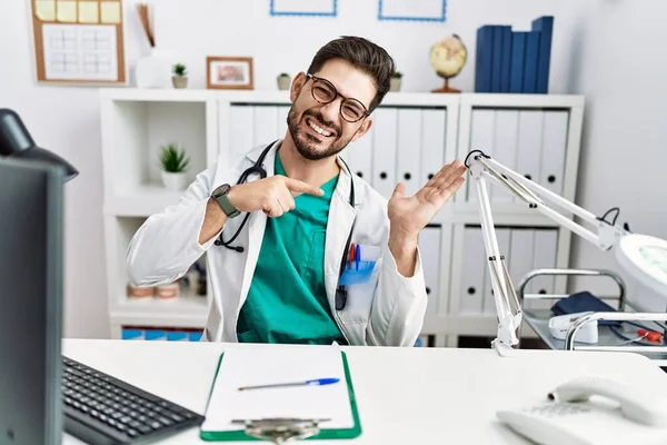 Young Man Beard Wearing Doctor Uniform Stethoscope Clinic Amazed Smiling — Fotografia de Stock