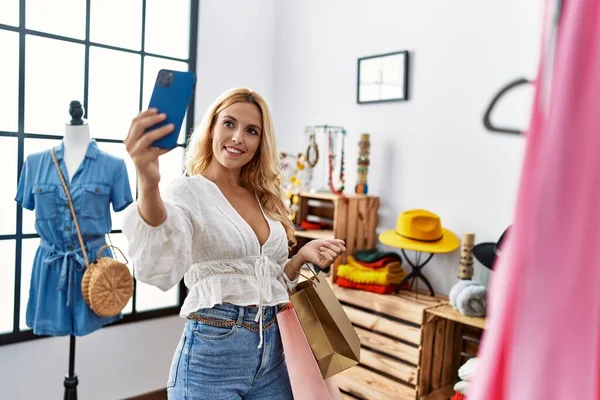 Young Blonde Woman Shopping Make Selfie Smartphone Clothing Store — Stockfoto