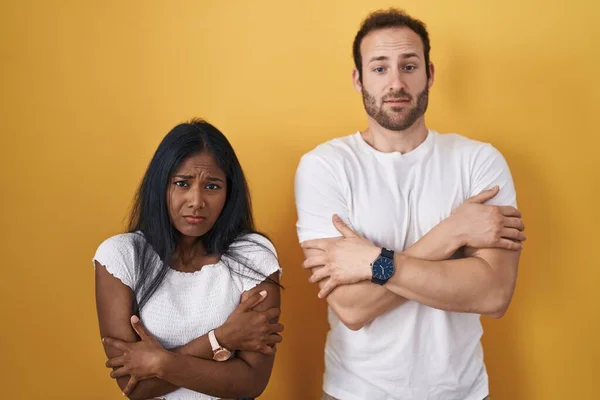 Interracial Couple Standing Yellow Background Shaking Freezing Winter Cold Sad — Foto Stock