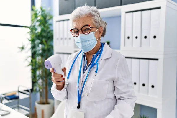 Senior Grey Haired Woman Wearing Doctor Uniform Wearing Medical Mask — Fotografia de Stock