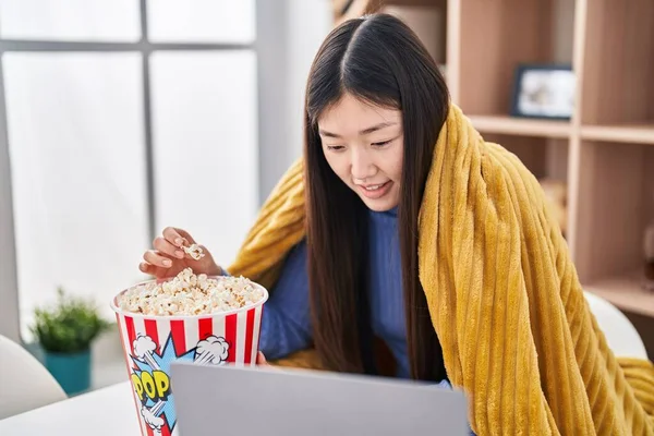 Cinese Donna Guardando Film Mangiare Popcorn Casa — Foto Stock
