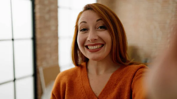 Jonge Roodharige Vrouw Glimlachen Zelfverzekerd Maken Selfie Door Camera Nieuw — Stockfoto