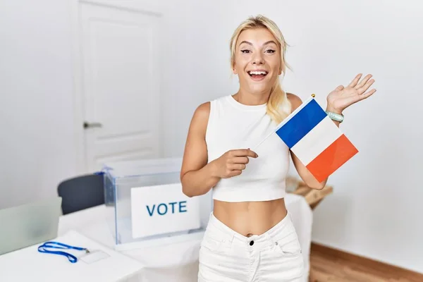 Jeune Femme Caucasienne Élection Campagne Politique Tenant Drapeau France Célébrant — Photo
