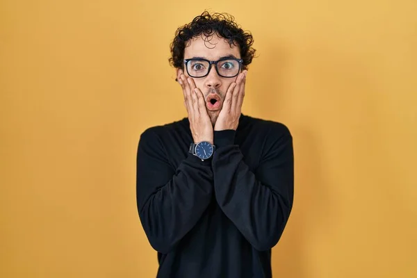 Homem Hispânico Sobre Fundo Amarelo Com Medo Chocado Surpresa Expressão — Fotografia de Stock