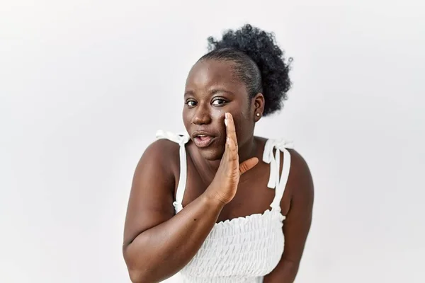 Ung Afrikansk Kvinna Står Över Vit Isolerad Bakgrund Hand Mun — Stockfoto