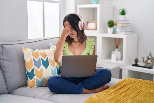 Mulher Jovem Hispânica Usando Laptop Casa Cansado Esfregando Nariz Olhos — Fotografia de Stock