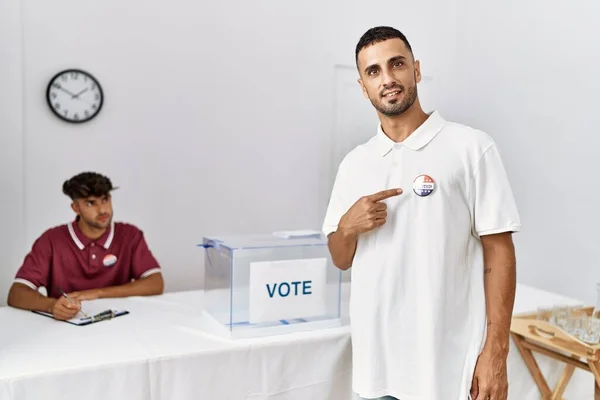 Молодой Латиноамериканец Указывает Пальцем Избирательный Центр — стоковое фото