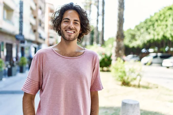 Fiatal Spanyol Férfi Boldogan Mosolyog Város Utcáin — Stock Fotó