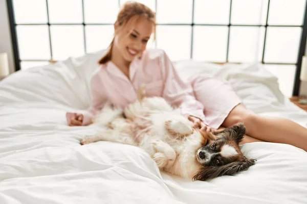 Ung Kaukasisk Kvinna Ler Säker Liggande Sängen Med Hund Sovrummet — Stockfoto