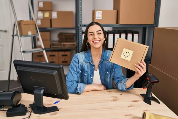 Latynoska Kobieta Pracuje Małym Biznesie Commerce Holding Box Patrząc Pozytywnie — Zdjęcie stockowe