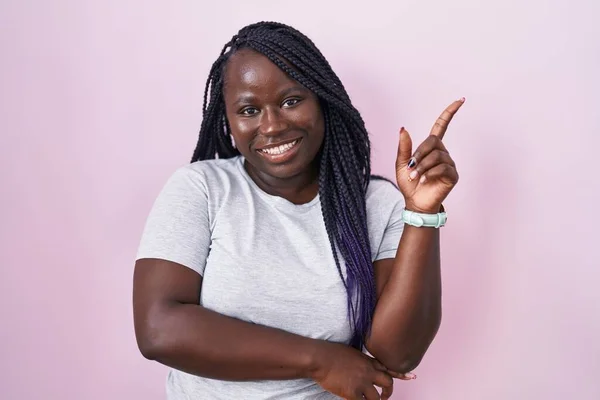 Fiatal Afrikai Áll Rózsaszín Háttér Felett Egy Nagy Mosollyal Arcán — Stock Fotó