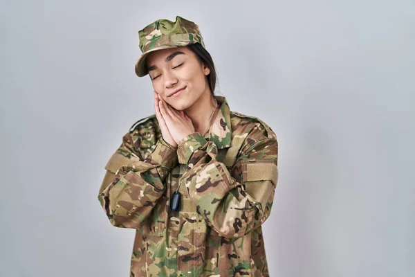 Jong Zuid Aziatische Vrouw Dragen Camouflage Leger Uniform Slapen Moe — Stockfoto