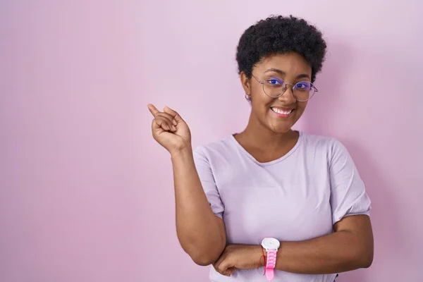 Jonge Afrikaanse Amerikaanse Vrouw Staande Roze Achtergrond Met Een Grote — Stockfoto