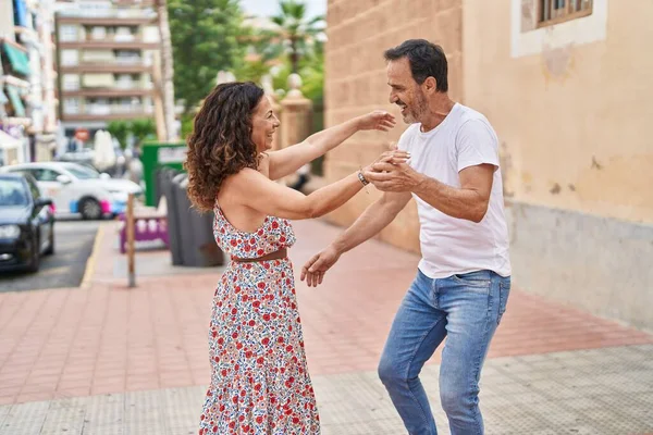 Άνδρας Και Γυναίκα Ζευγάρι Χαμογελά Αυτοπεποίθηση Χορό Στο Δρόμο — Φωτογραφία Αρχείου