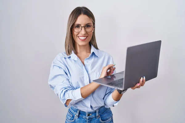 Młoda Kobieta Pracuje Pomocą Laptopa Komputerowego Mrugając Patrząc Aparat Seksowną — Zdjęcie stockowe