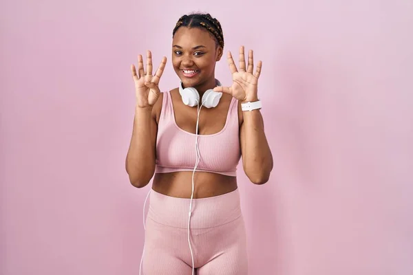 Spor Kıyafetleri Kulaklıkları Takan Afro Amerikalı Kadın Dokuz Numarayı Gösterip — Stok fotoğraf