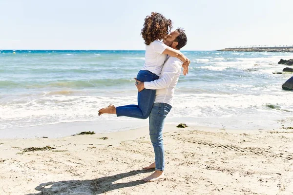 중년의 지중해 남녀가 해변에서 키스하고 껴안고 — 스톡 사진