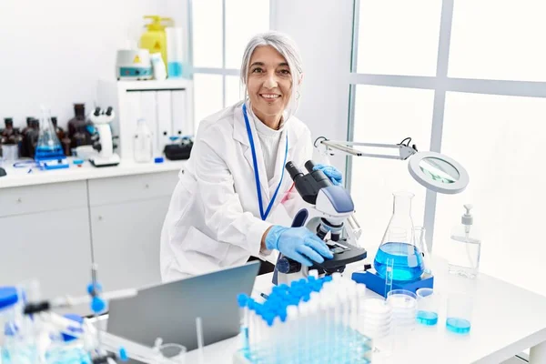 Mulher Cabelos Grisalhos Meia Idade Usando Uniforme Cientista Usando Microscópio — Fotografia de Stock