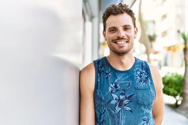 Ung Hispanic Mann Smilende Glad Står Byen – stockfoto