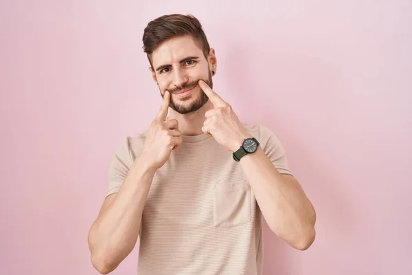 Hispanic Man Beard Standing Pink Background Smiling Open Mouth Fingers — Stockfoto