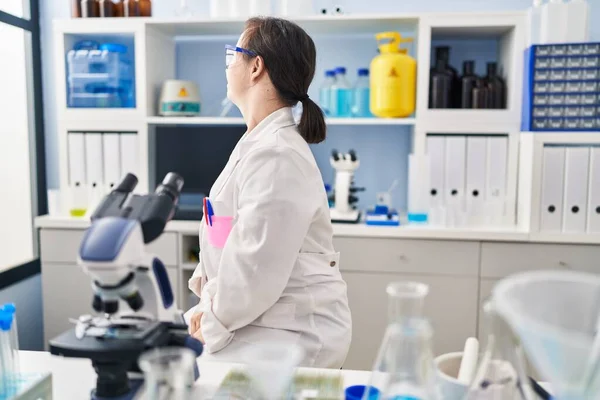 Menina Hispânica Com Síndrome Trabalhando Laboratório Cientista Olhando Para Lado — Fotografia de Stock