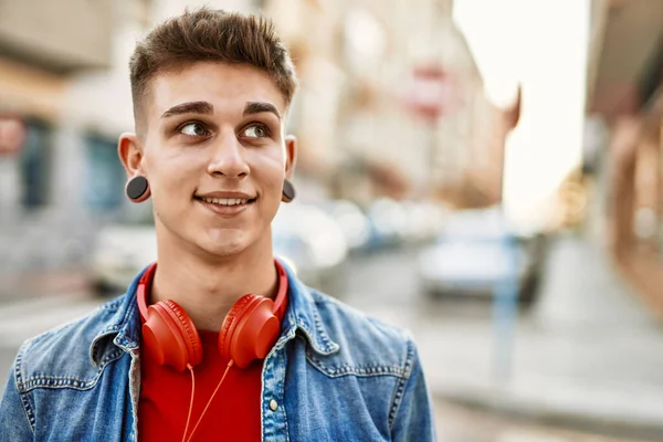 Junger Kaukasier Lächelt Die Stadt — Stockfoto