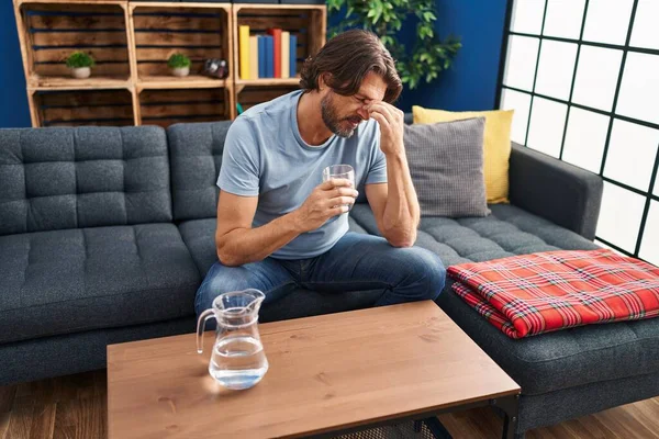 Mann Mittleren Alters Leidet Unter Kopfschmerzen Wenn Hause Wasser Trinkt — Stockfoto