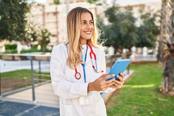Young Blonde Woman Wearing Doctor Uniform Using Touchpad Park — Fotografia de Stock