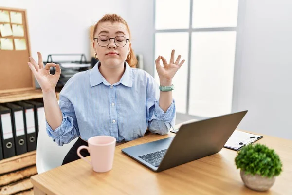 Mujer Pelirroja Joven Que Trabaja Oficina Usando Computadora Portátil Relajado — Foto de Stock
