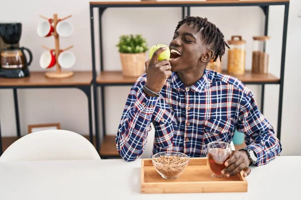 Afrykański Amerykanin Zdrowe Śniadanie Siedząc Stole Domu — Zdjęcie stockowe